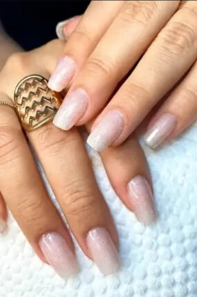 Unhas finalizadas em tom nude
