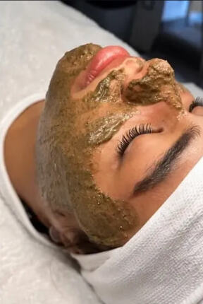 Máscara facial aplicada durante limpeza de pele